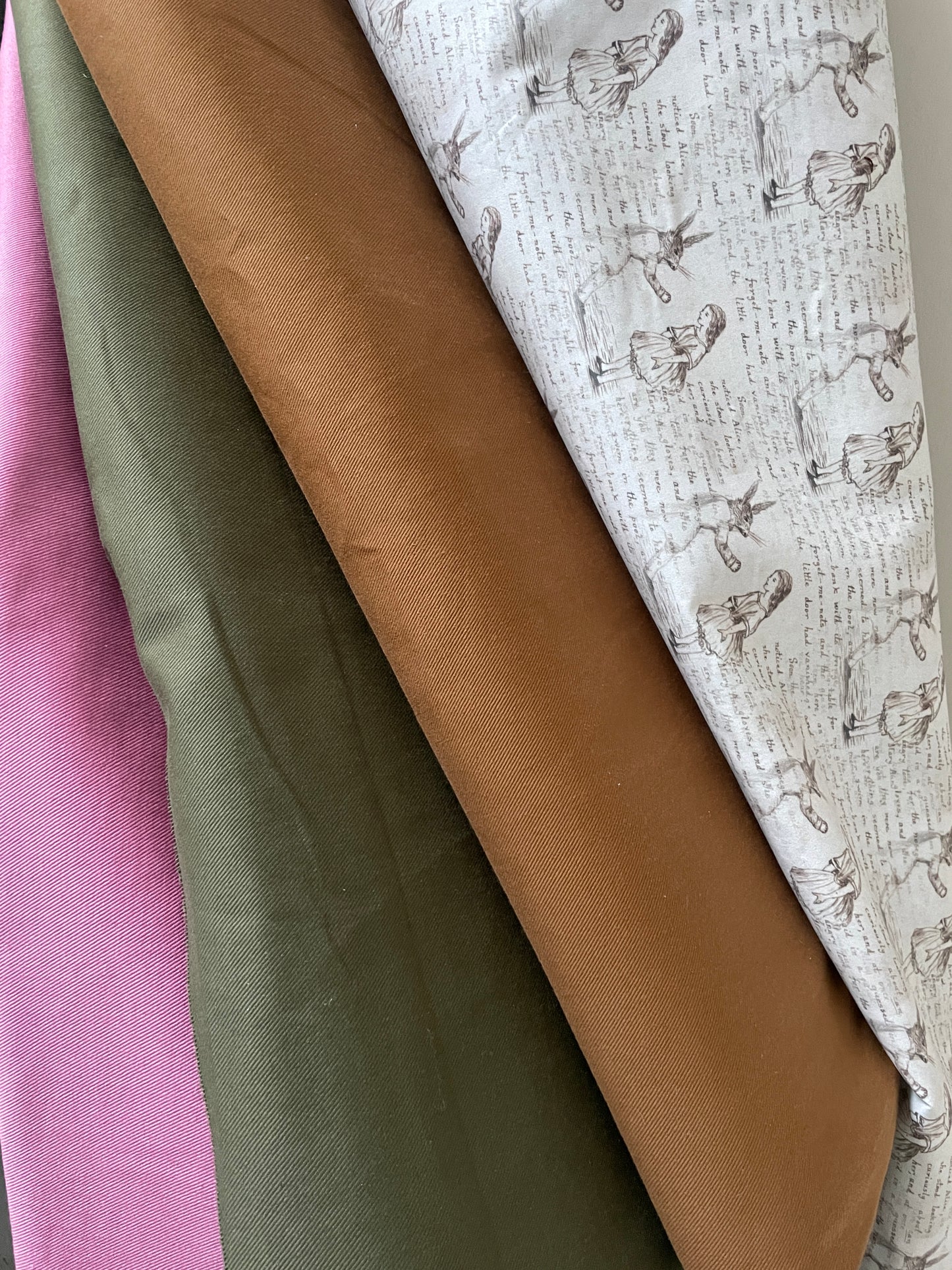 Bag lining color options. Blush pink, olive green, and cinnamon in a 9.5 oz bull denim, and Alice in Wonderland print in quilting cotton.