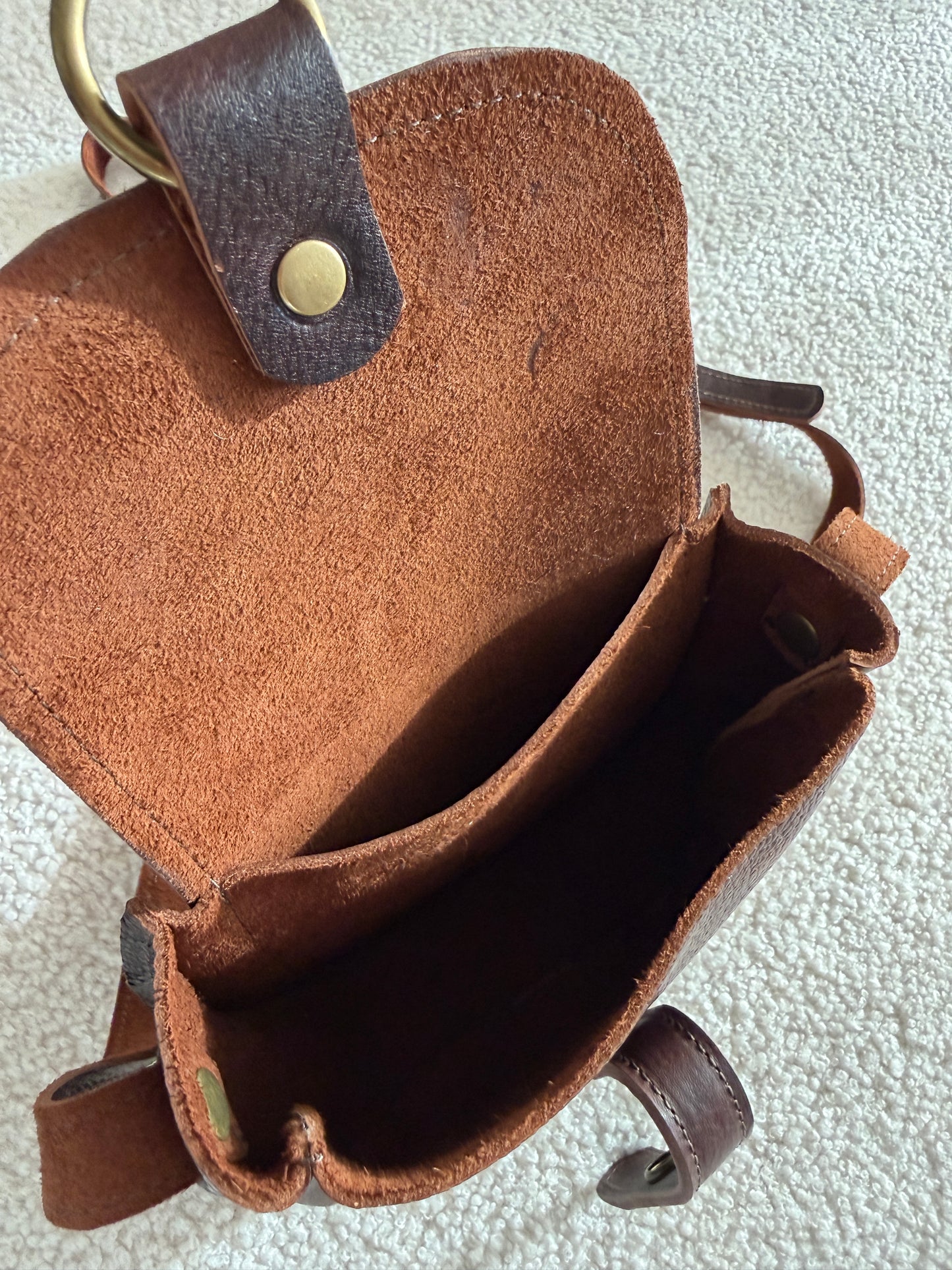 Scout leather bag, top view showing interior pockets