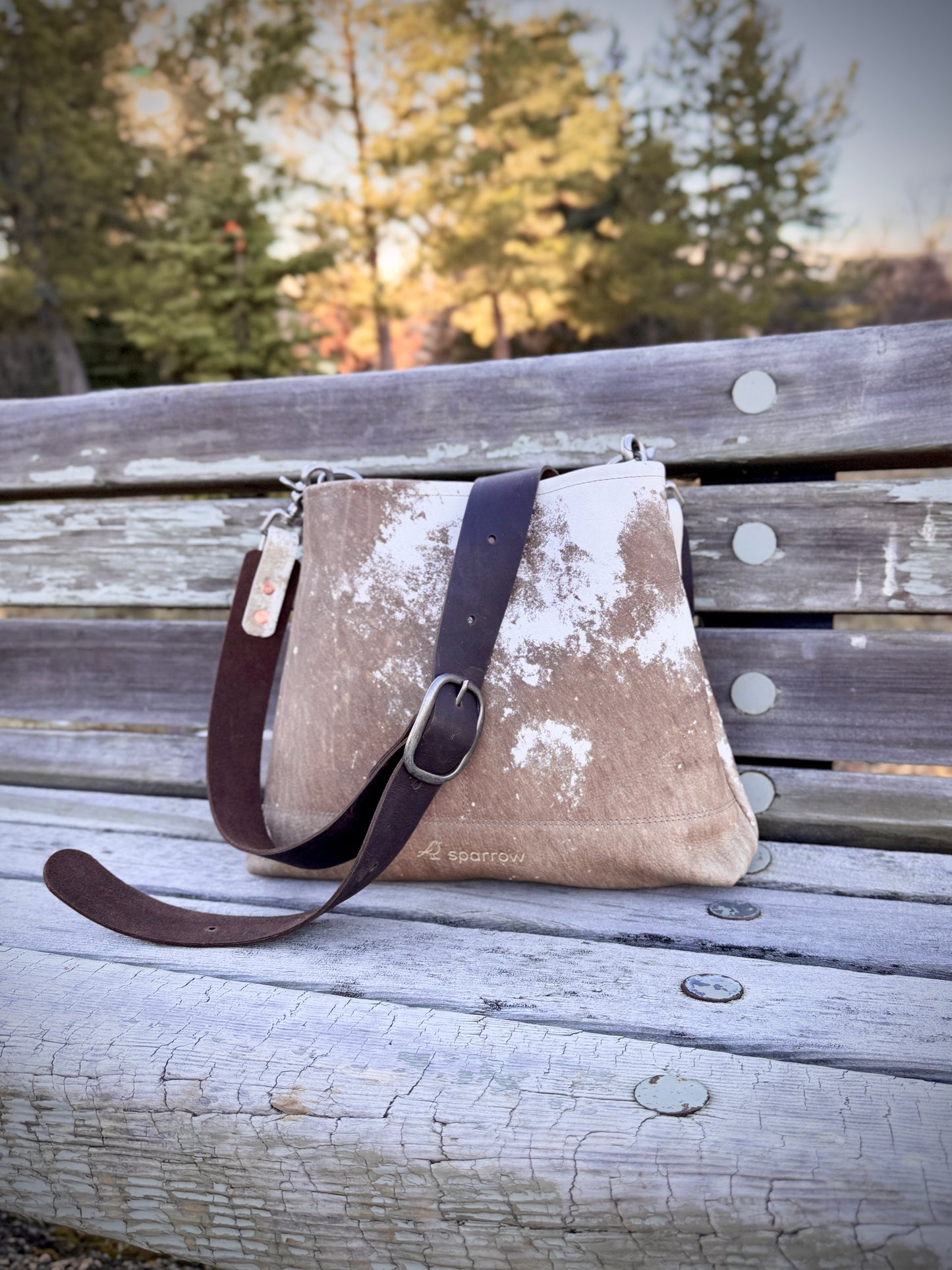 Sierra leather bag in mottled guernsey leather and dark brown strap, on bench